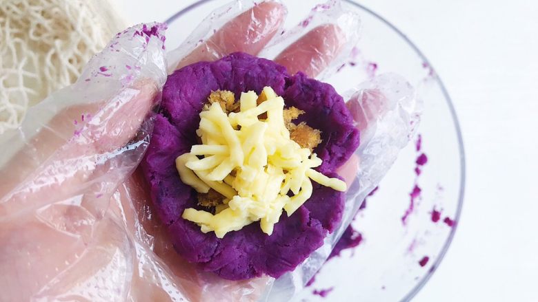 紫薯芝士风味球,取适量紫薯泥 捏成小碗状 依次加入搅拌好的肉松和芝士