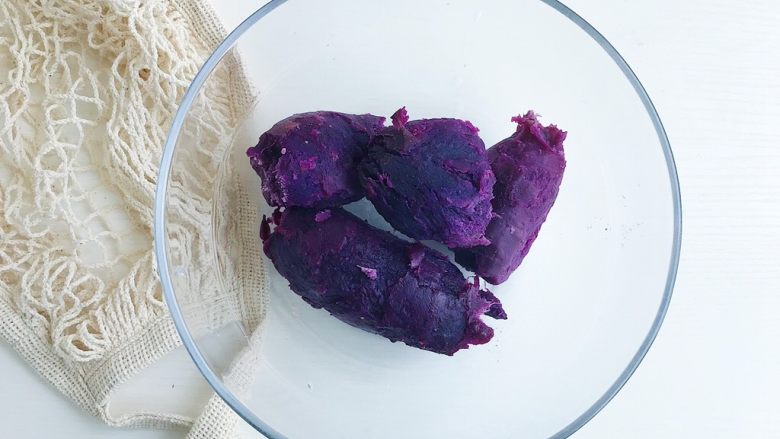 紫薯芝士风味球,蒸熟后的紫薯剥去外皮放进碗里