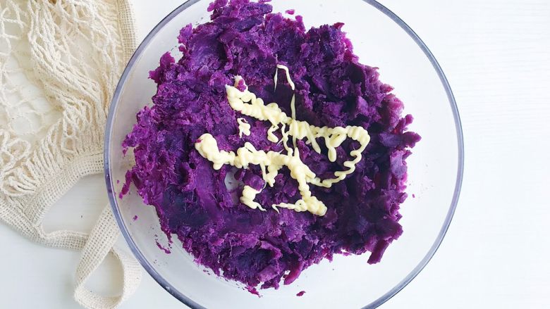 紫薯芝士风味球,用勺子将紫薯碾压成泥 可以挤入适量的色拉酱搅拌均匀 这样的话紫薯泥会更加顺滑