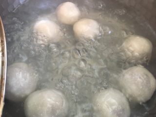 水晶汤圆,水沸腾后加冷水继续煮至汤圆浮起来，放锅里盖盖焖七八分钟再捞出