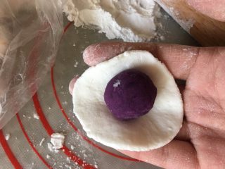水晶汤圆,将小面团擀成薄片放入紫薯丸子，面皮越薄越好，厚了不透明