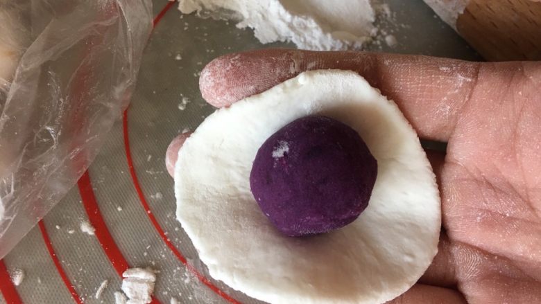 水晶汤圆,将小面团擀成薄片放入紫薯丸子，面皮越薄越好，厚了不透明