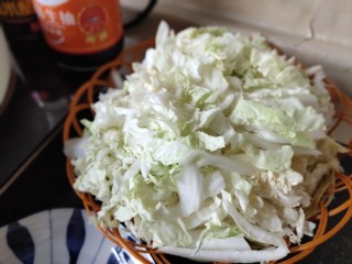快手～醋熘白菜,白菜切成丝，如图中那样装盘备用。