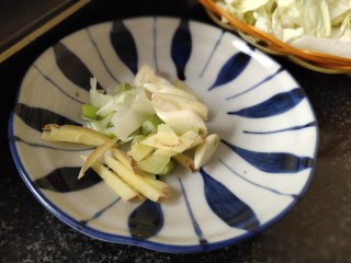 快手～醋熘白菜,大葱，生姜和大蒜切好备用