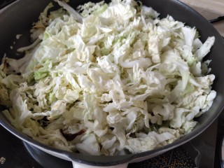 快手～醋熘白菜,之后把白菜放进去炒匀（最好用筷子不断翻拌。）。