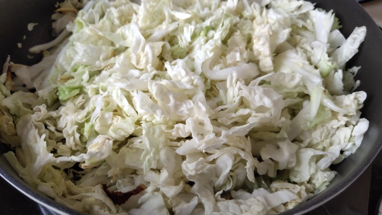 快手～醋熘白菜,之后把白菜放进去炒匀（最好用筷子不断翻拌。）。