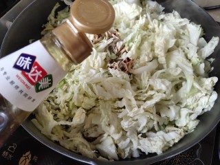 快手～醋熘白菜,快要炒软时，加入生抽炒匀。