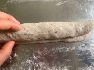 芝士培根软欧面包,从上往下用手指捏紧。