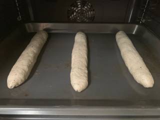 芝士培根软欧面包,我用的是烤箱发酵，发至2倍大，用剪刀剪出麦穗的样子。180度烤30分钟左右。