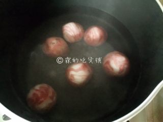 雨花石黑芝麻汤圆,锅里水烧开，下汤圆后小火慢煮，直至汤圆浮起就是熟了。