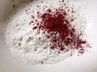 雨花石黑芝麻汤圆,在其中的一份糯米粉中加入红曲粉。