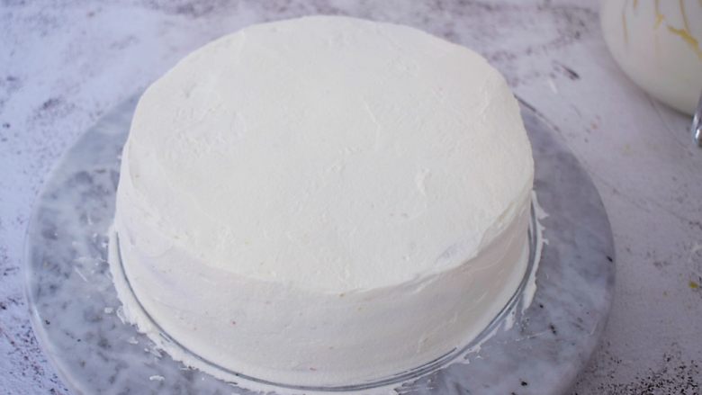 皇冠彩虹蛋糕,按照这样直至所有蛋糕片用完，再把整个蛋糕涂抹上奶油