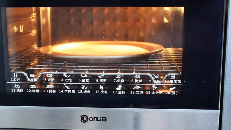 皇冠彩虹蛋糕,再放入预热好的烤箱，上下火170度，中层烤15-20分钟