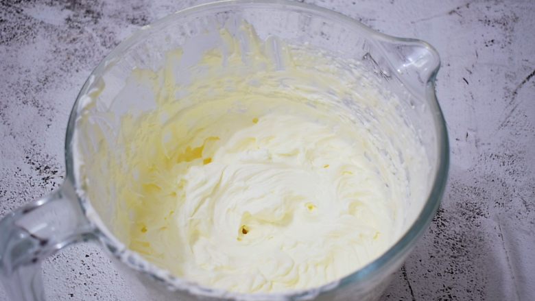皇冠彩虹蛋糕,剩余的奶油继续打发至裱花状态，分成两份