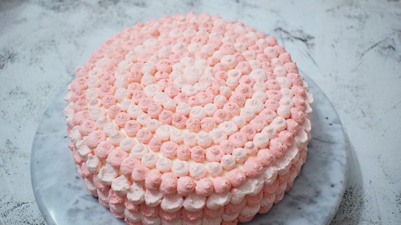 皇冠彩虹蛋糕,蛋糕顶部也一样用粉色和淡粉色相互交替挤出圆点，直到挤满上边