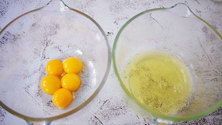皇冠彩虹蛋糕,将蛋黄和蛋清分别分离在两个无水无油的盆中