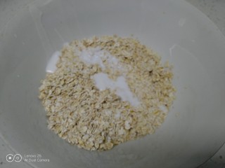 燕麦鸡蛋小饼,倒入碗里，加入糯米粉水。