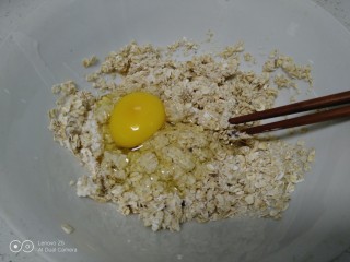 燕麦鸡蛋小饼,打入鸡蛋。