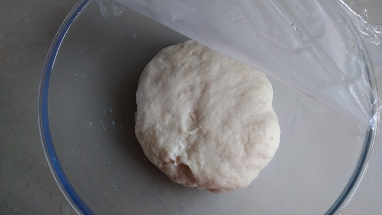 面包机版炼奶面包,先做中种，温牛奶溶解酵母，倒入210克面粉，和成面团即可，可以用手揉，也可以用面包机揉几分钟。盖上保鲜膜，在室温下发酵3倍大