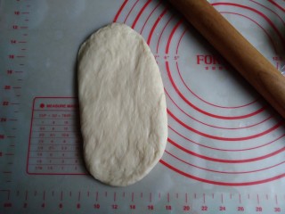 面包机版炼奶面包,擀成椭圆形
