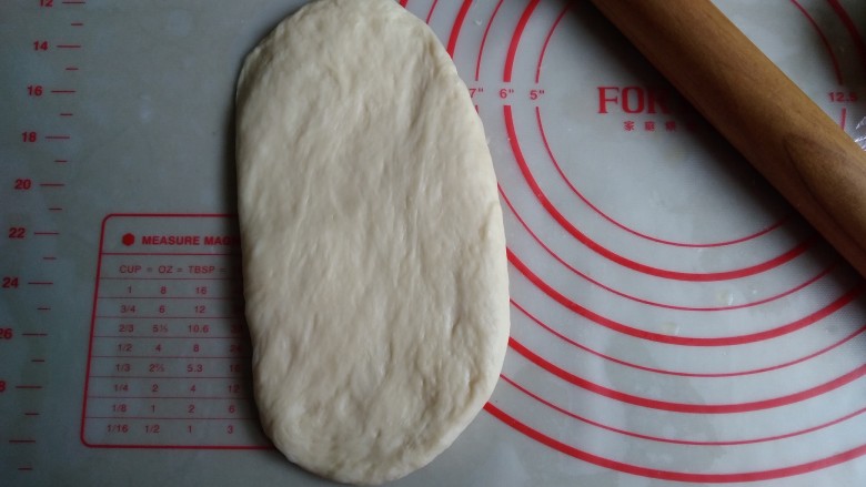 面包机版炼奶面包,擀成椭圆形