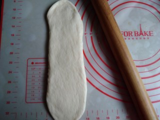 面包机版炼奶面包,在擀成长舌形