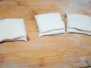 飘香肉饼,切成大小均匀的块状