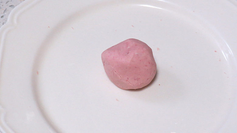 元宵节~萌萌哒卡通【小猪汤圆】 ,剩余的糯米团取出一小块，加入少量红曲粉或者红色素，揉成粉红色的糯米团