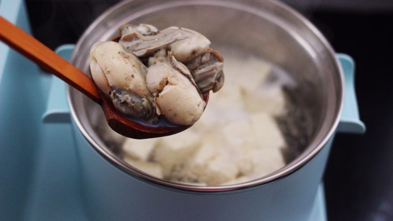海蛎子豆腐汤,这个时候打开锅盖加入提前洗净的海蛎子。