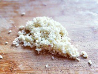 自制蒜香脆皮肠,大蒜去皮，切碎。(如果不喜欢大蒜的味道可以减量。)