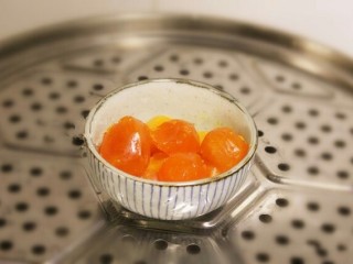 蟹黄豆腐,把咸蛋黄放入锅中蒸15分钟，蒸熟。