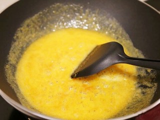 蟹黄豆腐,锅中下油，倒入捣好的蛋黄，小火翻炒，直到起小气泡。