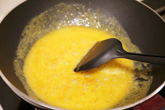 蟹黄豆腐,锅中下油，倒入捣好的蛋黄，小火翻炒，直到起小气泡。
