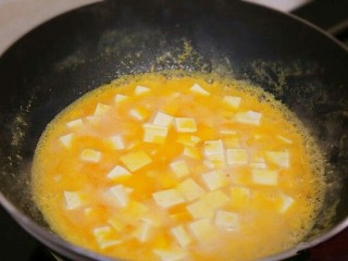 蟹黄豆腐,豆腐倒入锅里，一勺盐调味，开锅后加入水淀粉，轻轻搅拌，再次开锅后即可关火。