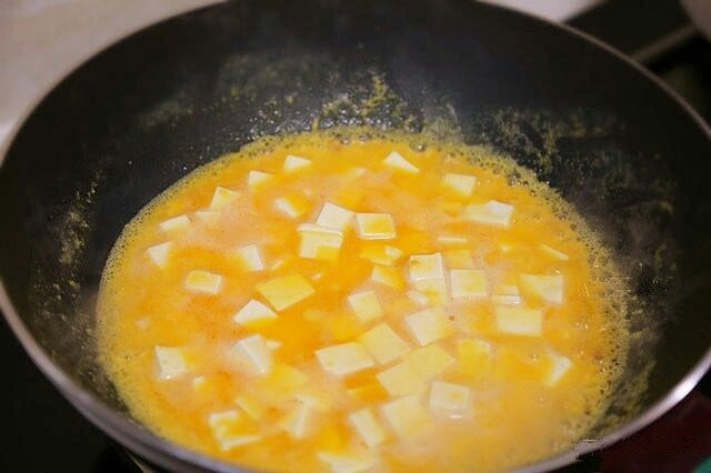 蟹黄豆腐,豆腐倒入锅里，一勺盐调味，开锅后加入水淀粉，轻轻搅拌，再次开锅后即可关火。