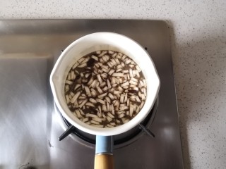 香菇鸡肉燕麦粥,小锅里倒入清水，加入香菇。