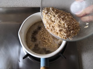 香菇鸡肉燕麦粥,在倒入燕麦片。