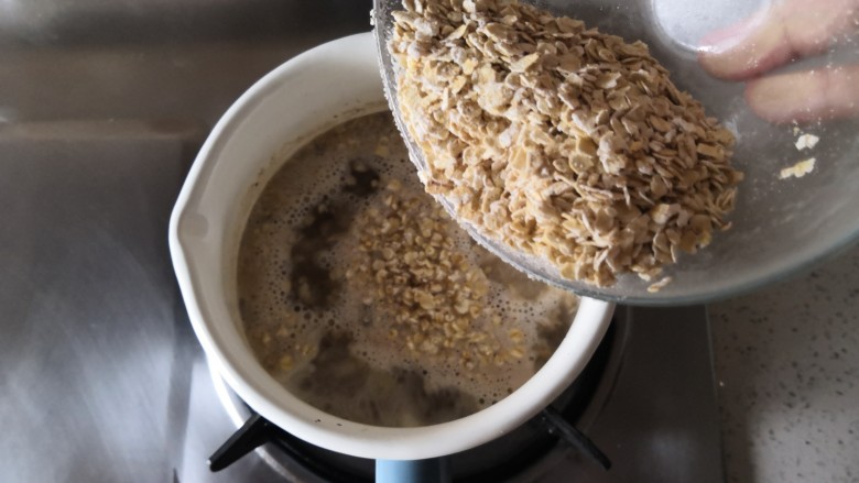 香菇鸡肉燕麦粥,在倒入燕麦片。