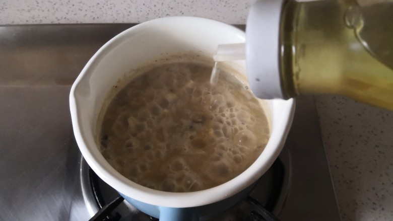 香菇鸡肉燕麦粥,加入食用油。