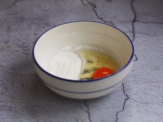 官烧目鱼条（天津菜）,调脆炸糊，把鸡蛋、淀粉放在较大的容器里。