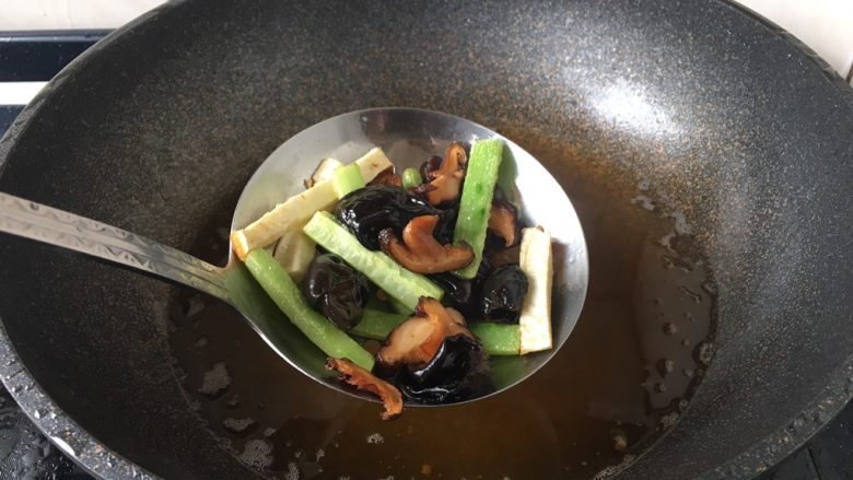 官烧目鱼条（天津菜）,将冬菇、木耳、黄瓜、冬笋放入漏勺里，用热油汆一下备用。