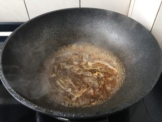 官烧目鱼条（天津菜）,烹入步骤7的碗汁，小火煮开。