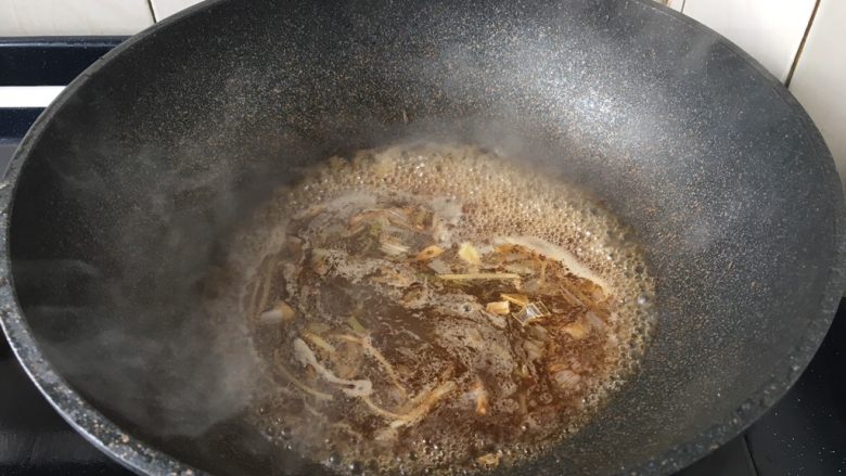 官烧目鱼条（天津菜）,烹入步骤7的碗汁，小火煮开。
