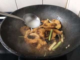 官烧目鱼条（天津菜）,颠勺翻炒均匀的同时以湿淀粉勾芡。