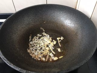 官烧目鱼条（天津菜）,原锅留有少许余油，回火，小火爆香葱丝、姜丝、蒜片。