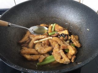 官烧目鱼条（天津菜）,最后淋入花椒油即可出锅。