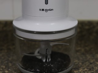 黑芝麻汤圆,黑芝麻和白砂糖一起放进东菱切碎机的玻璃杯里，用切碎机打成细颗粒状。也可以用糖粉替代白砂糖，就不需要再打碎了。