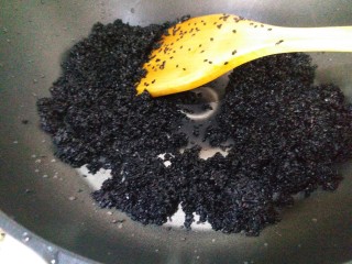 黑芝麻汤圆,把黑芝麻清洗干净，最好用滤网装着冲洗。如果装在大碗内清洗，芝麻会飘起来，倒水的时候就跟着流走了，很浪费。再放进锅里炒熟。