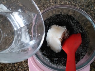 黑芝麻汤圆,加入开水拌均匀。