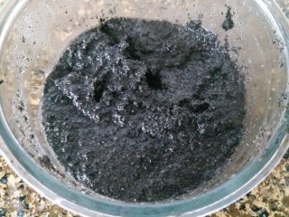 黑芝麻汤圆,一起拌均匀后，把黑芝麻馅儿放冰箱冷冻起来